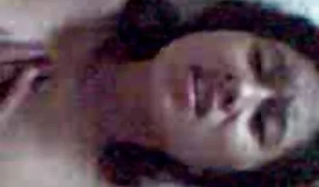 A mulher puxou seu marido e vídeo pornô de menina de 18 anos seu filho-de-lei surpreendeu um casal maduro, e teve que se masturbar