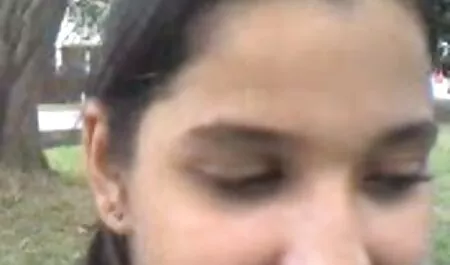 Uma mulher vídeo pornográfico da gretchen em meias transparentes tira a calcinha na frente de um jovem e empurra dois dedos para ele