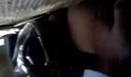 Mulher grávida com sínfise vermelha deitada na banheira e acariciando sua buceta no vídeo pornô de mulher pelada chuveiro quente