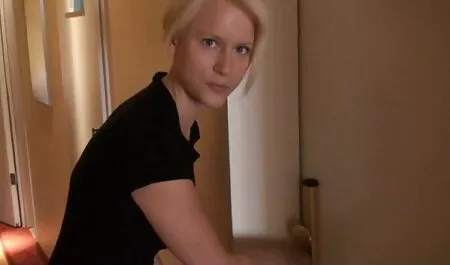 Um amigo em tudo a oportunidade de ajudar a perda de inocência por causa de sua beleza jovem, enquanto seus pais foram para sexo oral porno doido Moscou