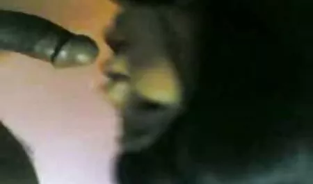 Fodendo com falta de ar, um membro entre as pernas filme pornô dupla penetração e bateu-lhe