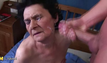 Um vídeo pornô de mulher preta velho uzbeque chicoteia uma avó no chão, uma criança com um telefone na mão macacos e impede que os agricultores resolvam o caso.