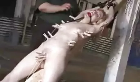 Chupando grandes ombros de joelhos em calças cor de rosa na vídeo pornô com mulher grávida frente de um espelho