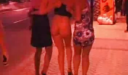 Um homem careca em um apartamento alugado amante inquietante e espreitando debaixo de sua saia, tentando filme pornô paola oliveira obter ingratiate Velho mande