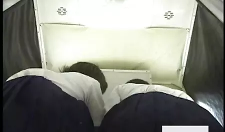 O motorista da limusine vídeo pornô de mulher ficou surpreso com a visão no espelho retrovisor, a anfitriã tirou a roupa e acariciou