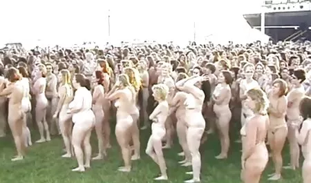 Uma mulher que está vestida de bonita agradando vídeo pornô massagem seu marido com uma boca habilidosa invertida com seu pau