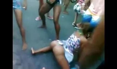 Encantada com a visão do papel-moeda, uma mulher filme de pornô de kid bengala russa comum, inconscientemente, começa a mostrar seus seios