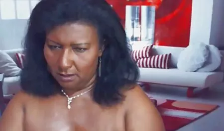 Jovem bêbado mulher nua striptease e se porno homem e mulher masturba com rosa falo
