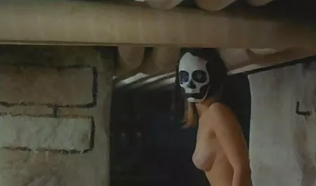 As mulheres estrangeiras claramente não estavam felizes que o médico da morgue na xícara da mesa videos porno a 3 começasse a fodê la