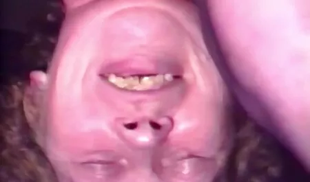 Ela agarrou vídeo pornô no youtube uma das irmãs, com sua bunda e ambos os bichanos eram para ela, apertando os lábios no pênis