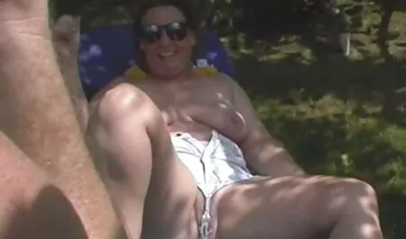 Os anfitriões nus sugerem que o modelo está exposto videos de sexo em familia durante a entrevista, mas foi rejeitado