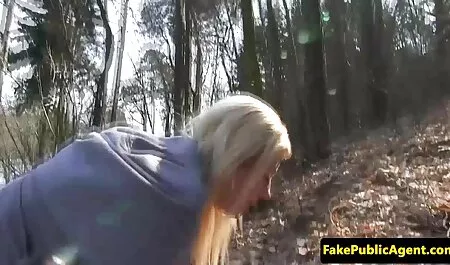 Em uma aldeia Cottage, um vagabundo olhando para a esposa de videos de famosas fazendo sexo outro homem sob os raios do sol, levantando as pernas até os ombros e mergulhando no buraco de veludo