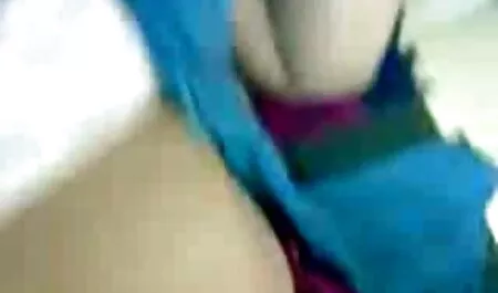 Um gangster careca no video porno alessandra marques terno de um tigre rasgando suas roupas em uma garota que é pego e arrastado para foder no quarto