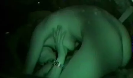 As meninas Peituda jovens ficar sozinho com as pessoas que as lésbicas têm a sua experiência e ela quer dar-lhe leite fresco video de pronografia do Natural ela