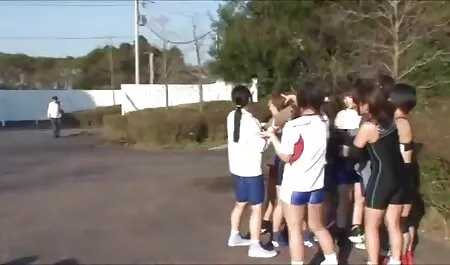 Uma reunião da aldeia na noite de inverno no fundo de uma garrafa de vegetais sempre termina com um vídeo de pornô ao vivo casamento de ressaca
