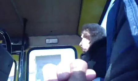 Os passageiros do metrô de Tóquio em pé na multidão sentem que filme pornô mulher pelada há membros que tentam acessar e não se recusam