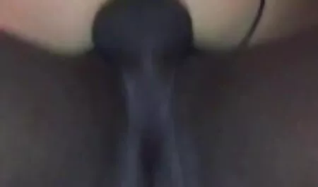 Uzbeque Altyngul que Sneaky tenta apertar a vagina para o nariz, mas, infelizmente, não o destino e espalha seus lábios com ver o vídeo pornô os dedos
