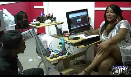 Entretenimento Ucrânia na parte da manhã na varanda os melhores filme de pornô em frente a um vitral jovem