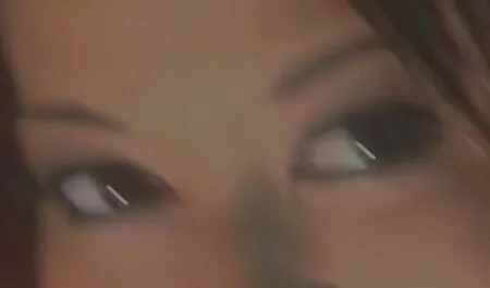Ela jogou as vacas na cama e empurrou a calcinha porno mulher com animais para o lado enquanto tentava apertar o pau anal apertado