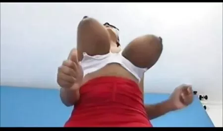Uma enfermeira arrebatou as parteiras da maternidade em um vídeo pornô com velhas ponto, escondendo-se na esquina do hospital com câncer