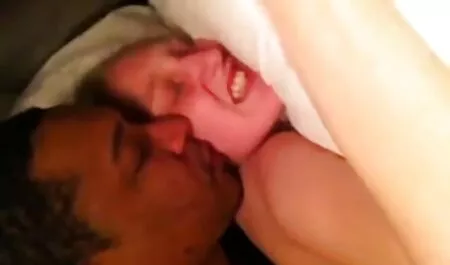 Mulher Artesã masturbar o pau com óleo para o seu homem na bunda e esfregar filme pornô suruba a vulva nas nádegas óleo