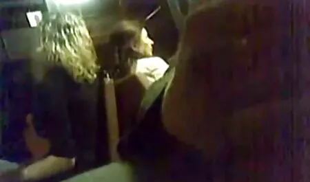 Jovem que é gay vídeo pornô filme de pornô montando o pênis sem tirar a calcinha através da fenda entre as pernas
