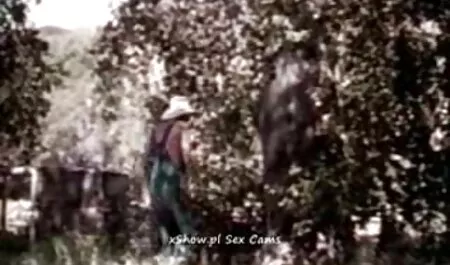 Um jovem casal Tártaro primeiro sexo vídeo pornô de mulher negra na frente da câmera, asemgul tímido e cobriu a vagina com as mãos