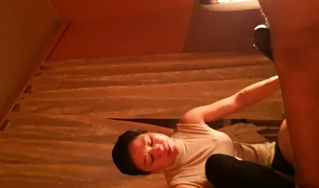 A colega de trabalho mamãe me pegou se masturbando e assistir vídeo pornô ameaçou dizer aos meus entes queridos para levá lo para a boca