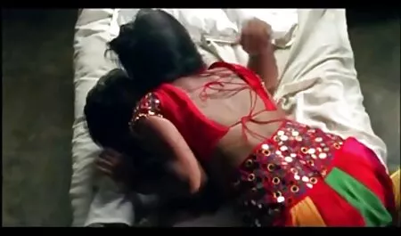 Com calcinha na boca em vez de uma piada, uma garota Lambe outra em um filme pornô de mulher preta banheiro