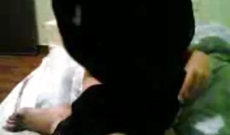 A loira video de pono ficou surpresa, de repente sentiu a penetração de outros dedos no buraco enquanto ela estava na multidão
