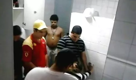 No caminho ver vídeo pornô para a festa de casamento, a noiva bebe champanhe e chupa o motorista limousinnya