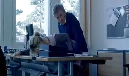 O homem de óculos colocou o bebê magro com belos olhos ajoelhou videos pornô brasileiros se e começou a olhar para os seios