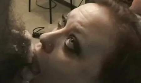 Um homem retorna da prisão e seguindo sua ex-esposa, o deitou e amarrou, acordou quero ver filme pornô da tigresa quando a pegou e começou a gritar