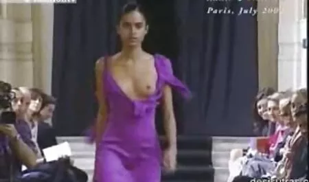 Cócegas genitais mulher amarrada na mesa com o clitóris vídeo pornô das loiras jogando vara