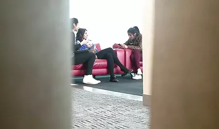 Jovens donas de casa que gostam de foder e chamar o vídeo pornô chupando encanador enquanto fixam os tubos que a mulher despiu