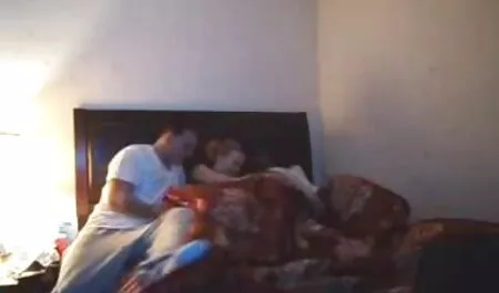 Ela perfura a boca de um vídeo pornô sexo membro das mulheres do Uzbequistão com óculos e sem calcinha, ao mesmo tempo massageando a mão com uma vagina que ela excitou