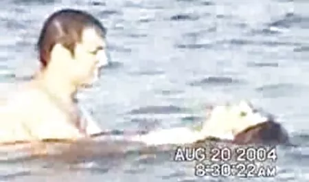 Ele chegou em casa bêbado e força sua tia a chupar, depois colocou um sanduíche melhor porno brasileiro e um beijo