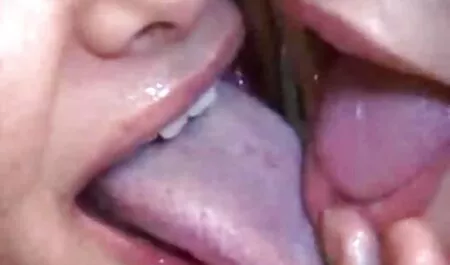 Mulher síria em ouro brilhante suga e se masturba o pênis videos de sexo com virgens de um americano que o protege