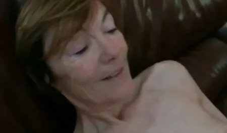 Bainki estava deitado, empurrando sua pequena cabeça sobre as vídeo de pornô de desenho camas e lentamente se masturbando, neste momento seu marido apareceu na porta