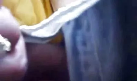 Embora não haja compradores na loja, o vídeo vídeo de pornô jovem proprietário promove uma vendedora em um armazém