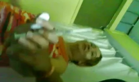 Macaco pretzel Careca uma videos eróticos brasileiro jovem que já é casada, jogando as pernas e abaixando a porra em sua bunda