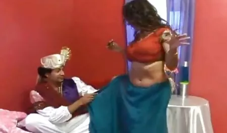 Ginecologista examinar a vagina da menina de vídeo pornô africano pé câncer no sofá