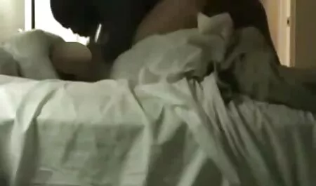 Um vídeo pornô mulher gostosa transeunte de rua batendo sua bunda em seu pau duro, pressionando seus lábios durante o orgasmo