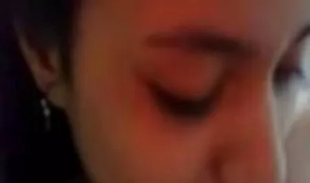 Um pequeno grupo de homens bateu um jovem em uma vagina e boca com membros sólidos videos pornos surubas