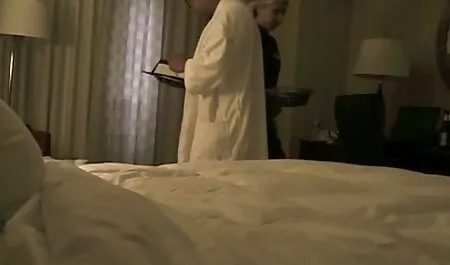 Com um rosto gemendo um passo feliz do grosso Drina entrar no vídeo de atriz pornô ânus