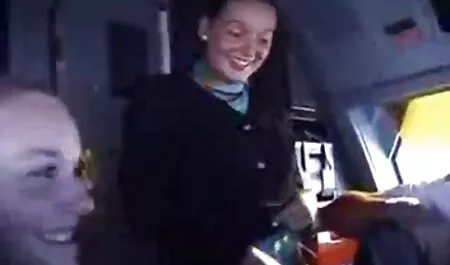 Uma mulher em um vestido sem calças riu quando seu marido tocou as bolas são gordinhas e apertando o clitóris assistir vídeos pornos com os dedos.