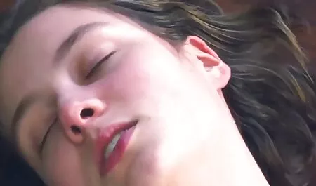 Um belo, magro, entusiasmado, desenvolvido buraco anal dela vídeo pornô mulher transando com cachorro com um vibrador Peitos grandes antes do sexo com dois homens puxando-a duro na bunda com paus grumosos dela