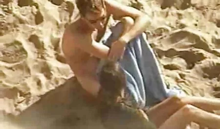 Ela entretém os pais chorando, até sua videos pornos cornos calcinha mais perto de sua vagina com as mãos
