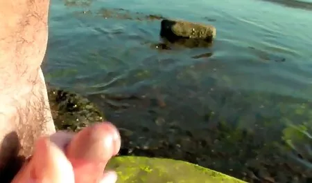 A sogra apertou as mãos para um membro dos homens na piscina subaquática, durante uma conversa familiar com seu filme pornô brasileiro 2019 pai