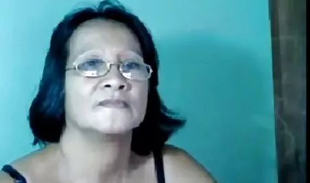 O marido estava em uma viagem de negócios quero assistir vídeo pornô há muito tempo, e sua esposa estava coçando a vagina, então ele foi ao padrasto adormecido para uma bebida.